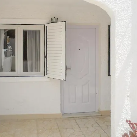 1 Bedroom In דירה *