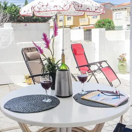 1 Bedroom In דירה *